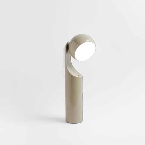 MONO TRAGBARE LESELAMPE IN BEIGE MIT FEINEN LUMEN