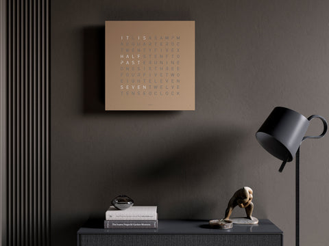 KLASSISCHE UHR 45X45 QT4 PANEL HASELNUSS QLOCKTWO