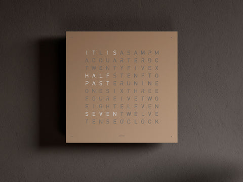 KLASSISCHE UHR 45X45 QT4 PANEL HASELNUSS QLOCKTWO