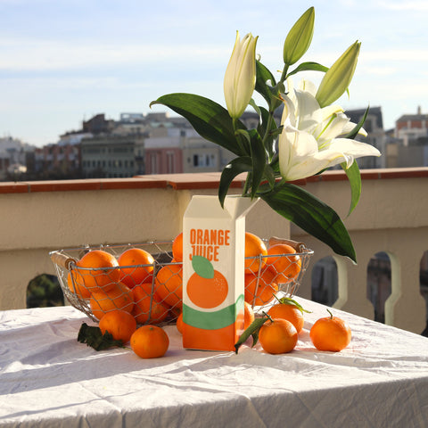 Orangensaft-Flüssigkeitsmarkt, mehrfarbige Vase