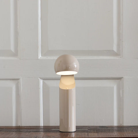 MONO TRAGBARE LESELAMPE IN BEIGE MIT FEINEN LUMEN