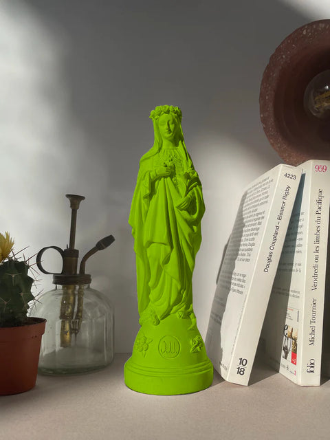 APFELGRÜNE MADONNA-STATUETTE „ICH SAH DIE JUNGFRAU“ MIT BLUMEN IN DER HAND 21 CM
